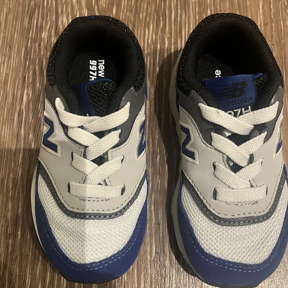 New Balance sneakers size 5 royal blue white and gray like new! Comes in box